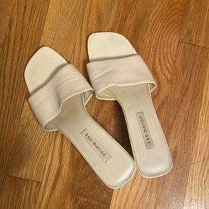 Vintage white pump heel
